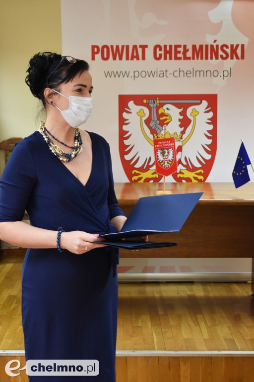 Wręczenie czeków laureatom I Edycji Powiatowego Konkursu