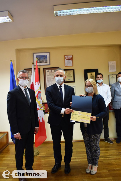 Wręczenie czeków laureatom I Edycji Powiatowego Konkursu