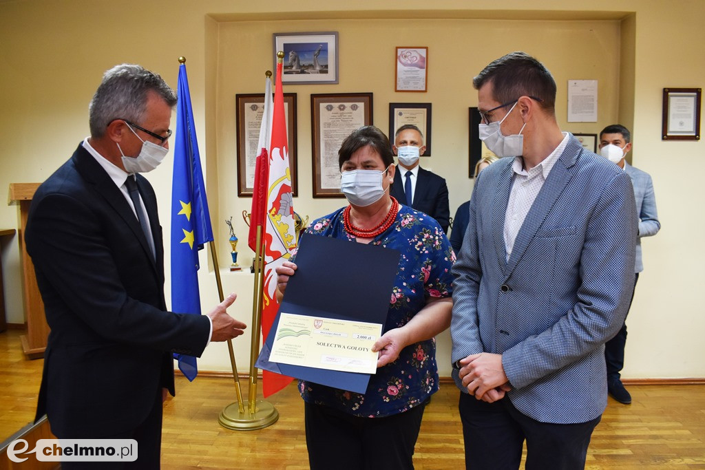 Wręczenie czeków laureatom I Edycji Powiatowego Konkursu
