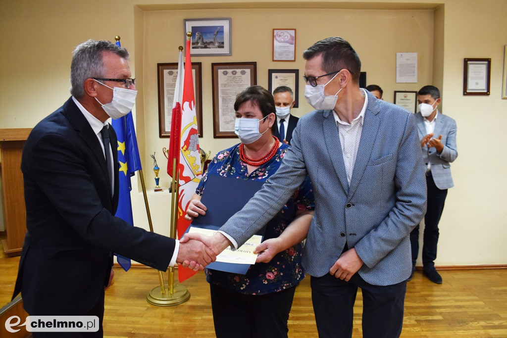 Wręczenie czeków laureatom I Edycji Powiatowego Konkursu