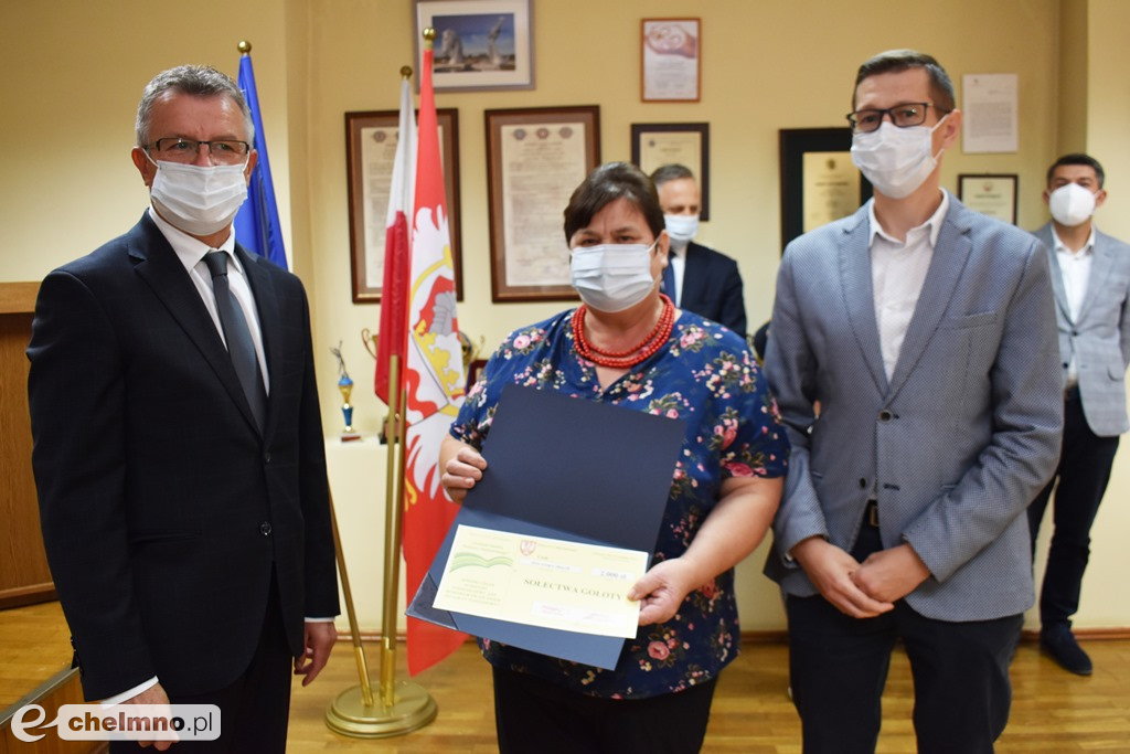 Wręczenie czeków laureatom I Edycji Powiatowego Konkursu