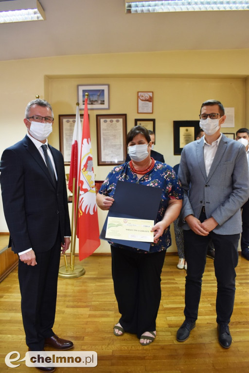 Wręczenie czeków laureatom I Edycji Powiatowego Konkursu