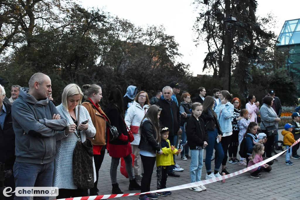 Widowiskowy pokaz fireshow przed Bramą Grudziądzką