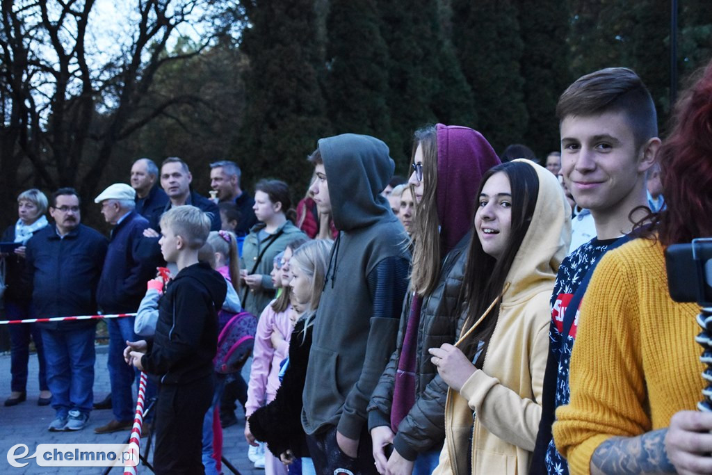 Widowiskowy pokaz fireshow przed Bramą Grudziądzką
