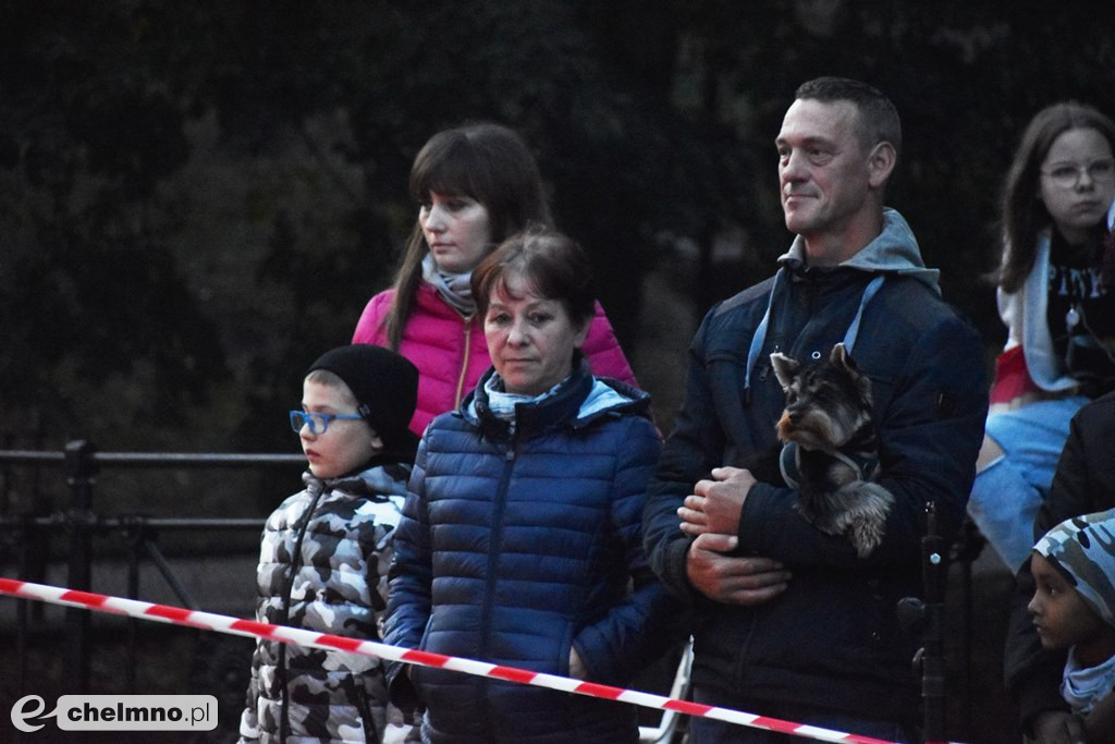 Widowiskowy pokaz fireshow przed Bramą Grudziądzką