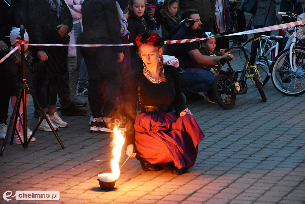 Widowiskowy pokaz fireshow przed Bramą Grudziądzką