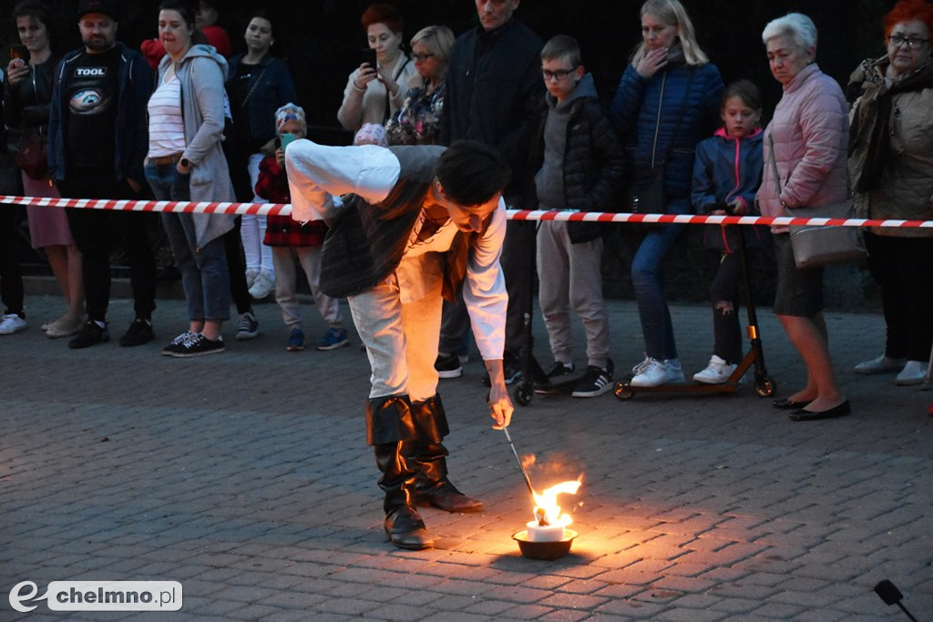 Widowiskowy pokaz fireshow przed Bramą Grudziądzką