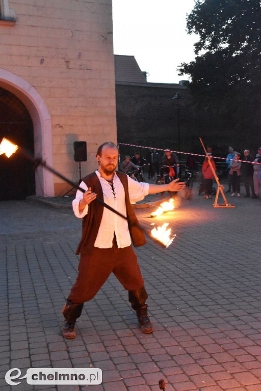 Widowiskowy pokaz fireshow przed Bramą Grudziądzką