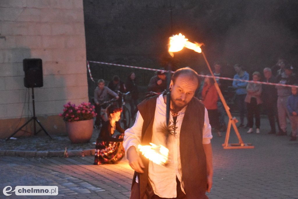 Widowiskowy pokaz fireshow przed Bramą Grudziądzką