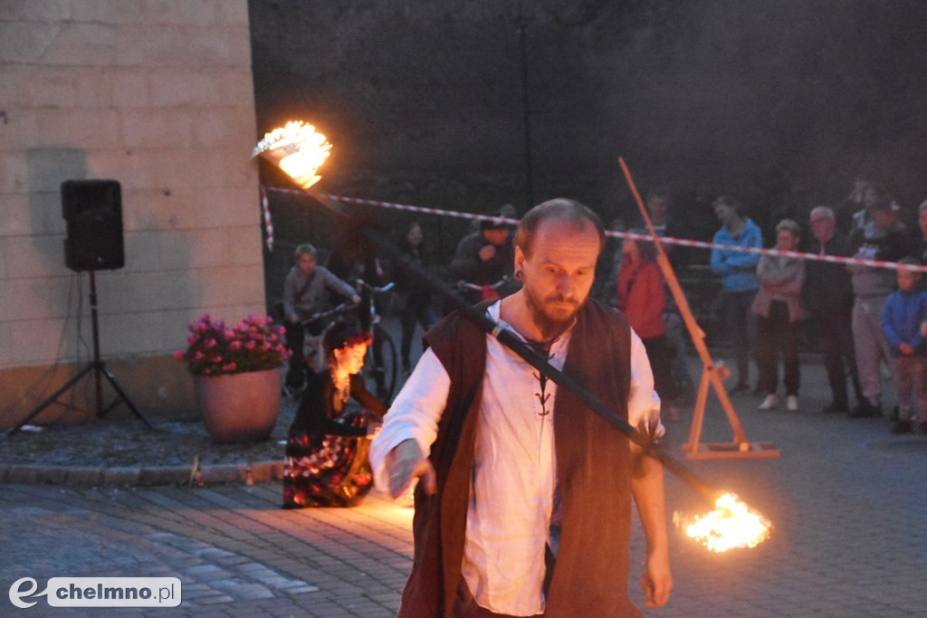Widowiskowy pokaz fireshow przed Bramą Grudziądzką