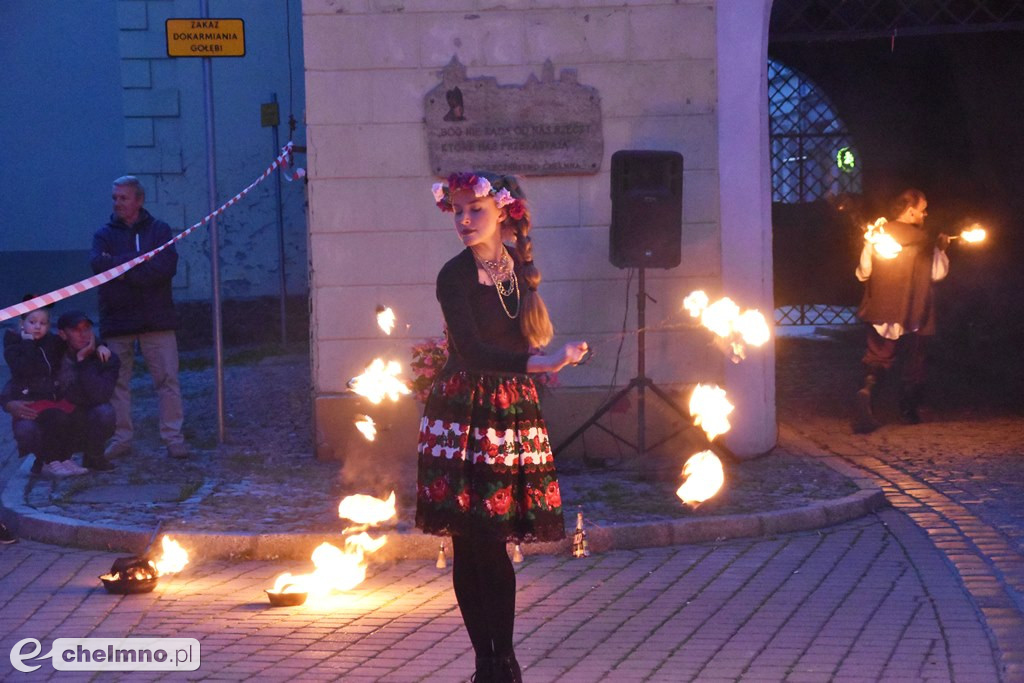 Widowiskowy pokaz fireshow przed Bramą Grudziądzką