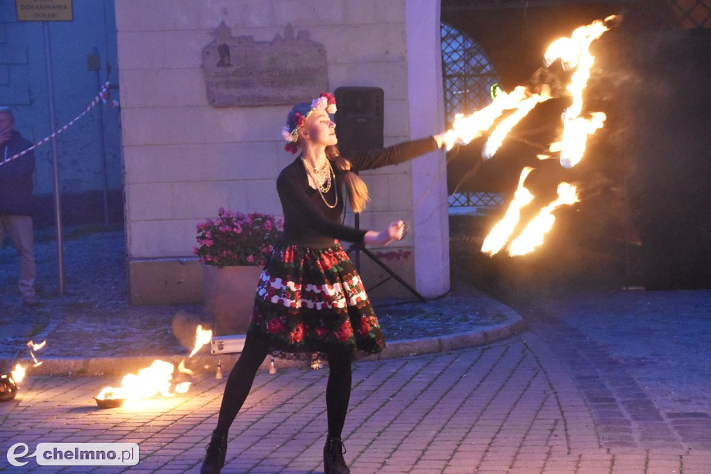Widowiskowy pokaz fireshow przed Bramą Grudziądzką