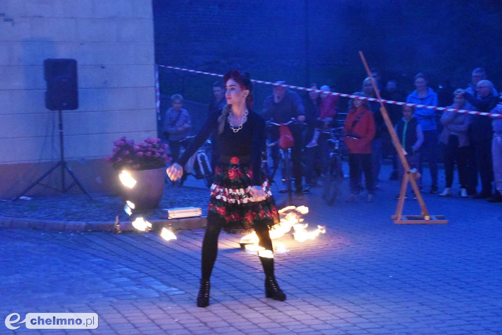 Widowiskowy pokaz fireshow przed Bramą Grudziądzką