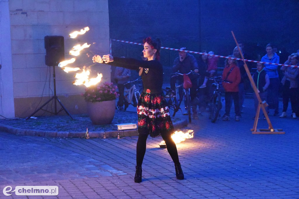 Widowiskowy pokaz fireshow przed Bramą Grudziądzką