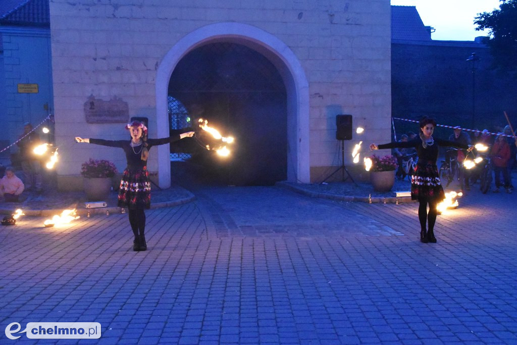 Widowiskowy pokaz fireshow przed Bramą Grudziądzką