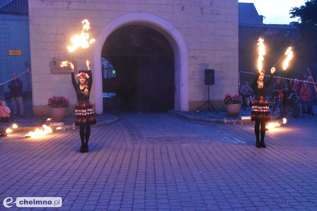 Widowiskowy pokaz fireshow przed Bramą Grudziądzką
