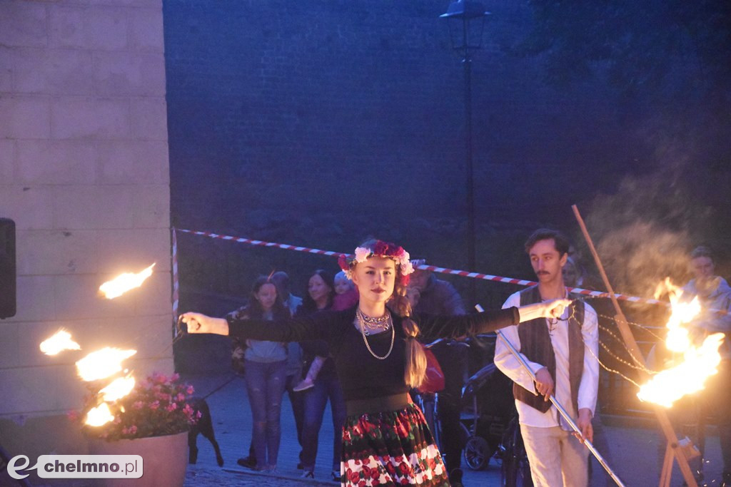 Widowiskowy pokaz fireshow przed Bramą Grudziądzką