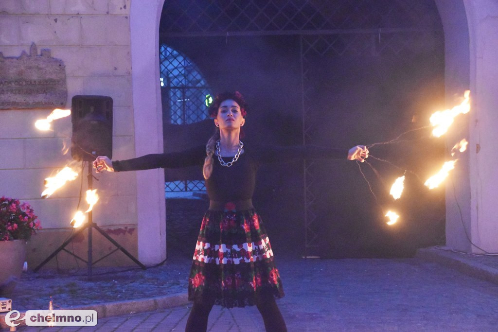 Widowiskowy pokaz fireshow przed Bramą Grudziądzką