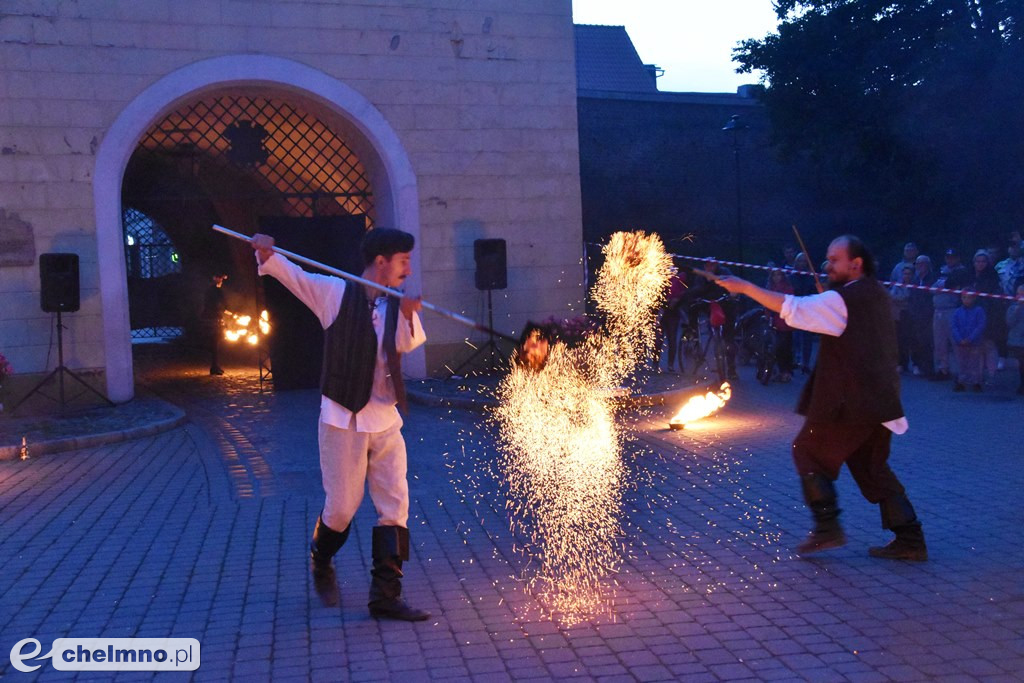 Widowiskowy pokaz fireshow przed Bramą Grudziądzką