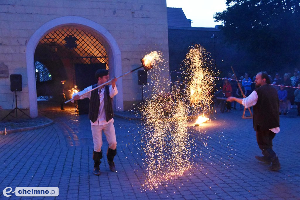 Widowiskowy pokaz fireshow przed Bramą Grudziądzką