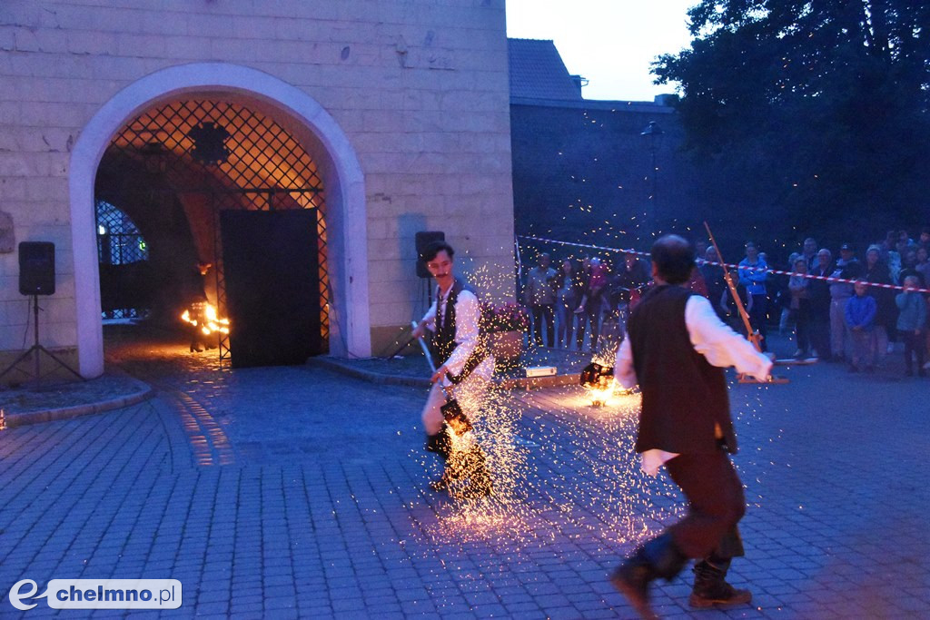 Widowiskowy pokaz fireshow przed Bramą Grudziądzką