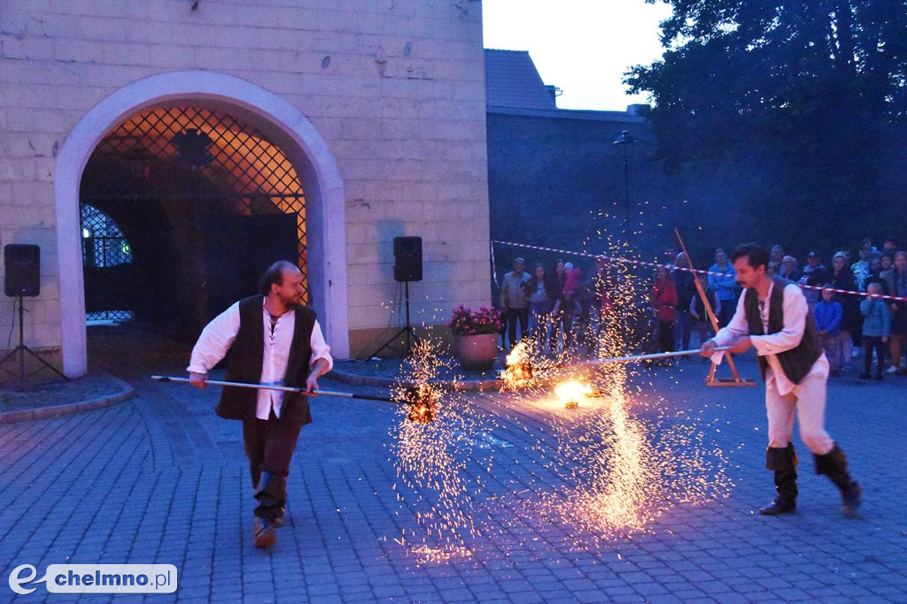 Widowiskowy pokaz fireshow przed Bramą Grudziądzką