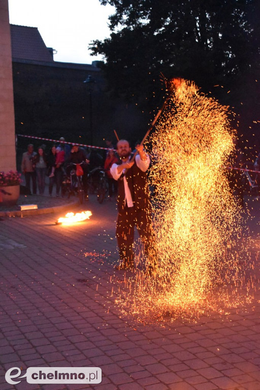 Widowiskowy pokaz fireshow przed Bramą Grudziądzką
