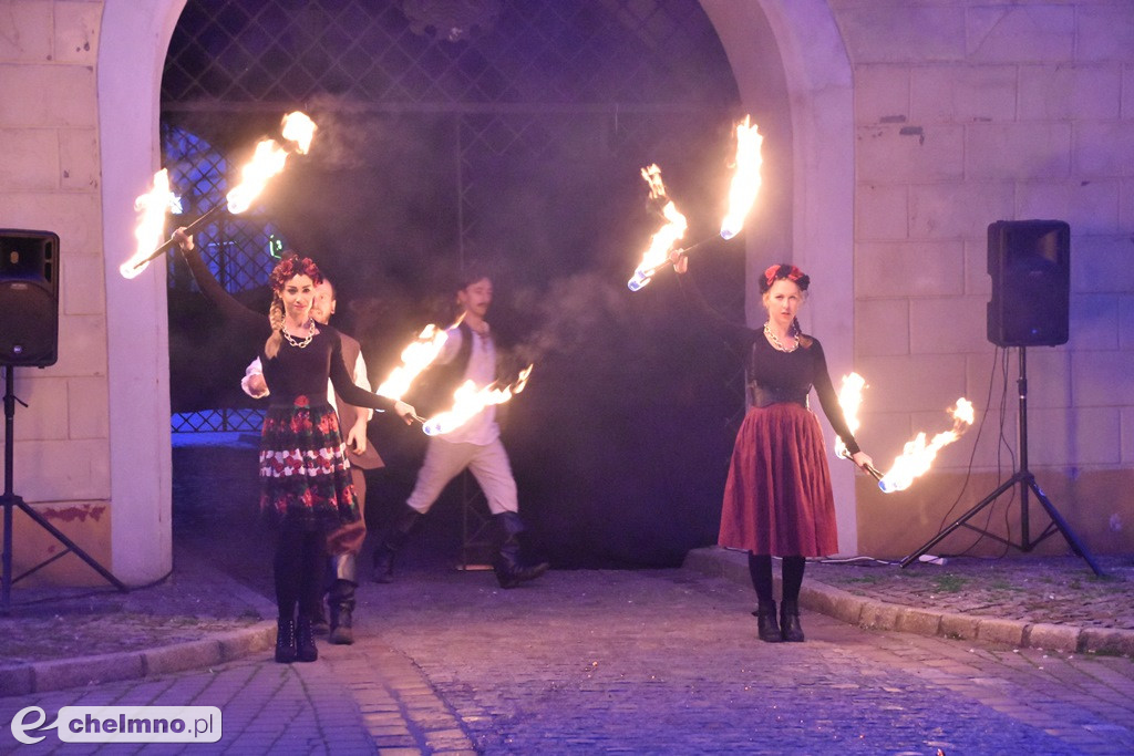 Widowiskowy pokaz fireshow przed Bramą Grudziądzką