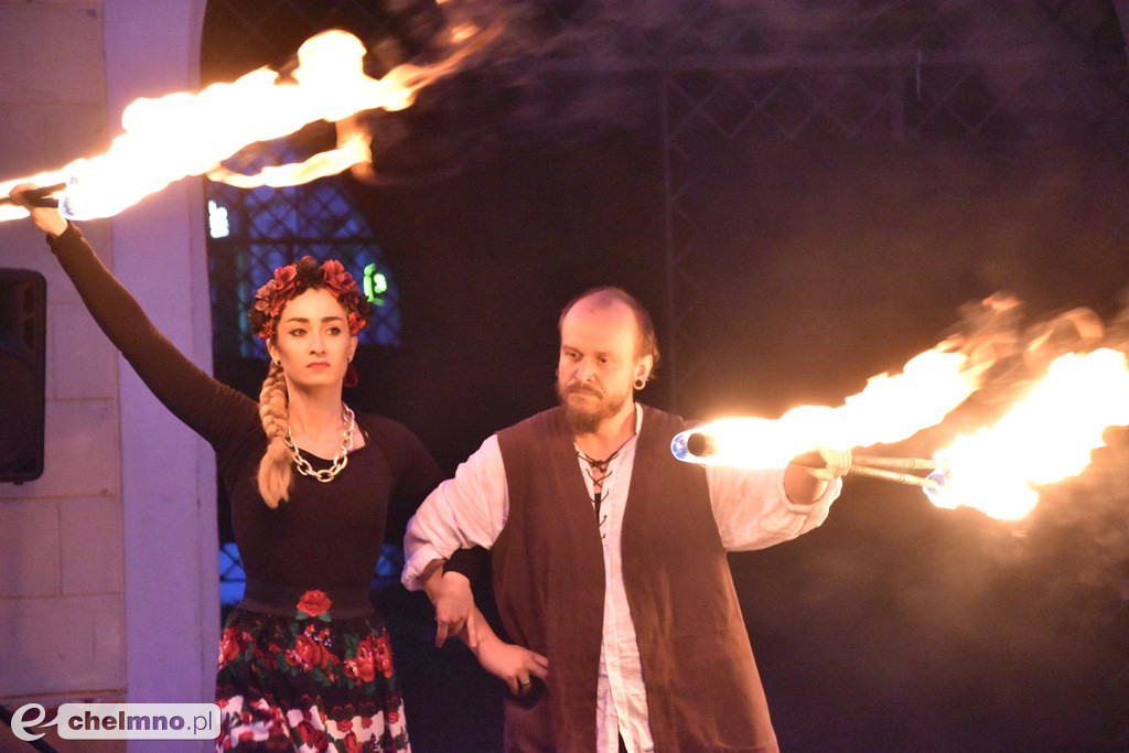 Widowiskowy pokaz fireshow przed Bramą Grudziądzką