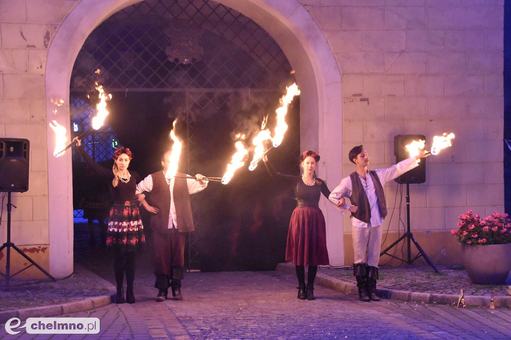 Widowiskowy pokaz fireshow przed Bramą Grudziądzką