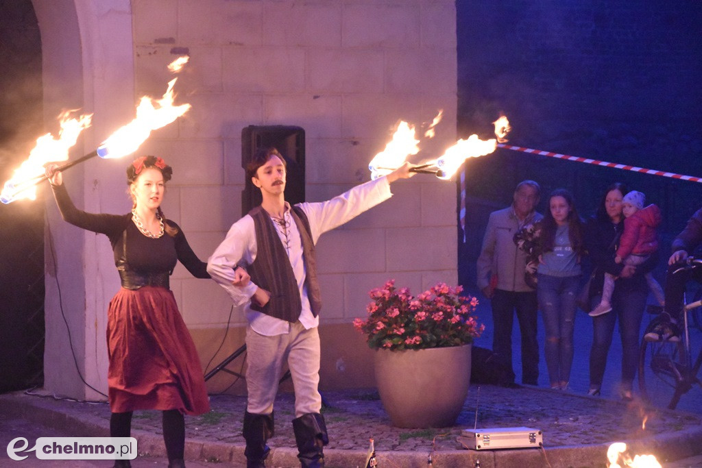 Widowiskowy pokaz fireshow przed Bramą Grudziądzką