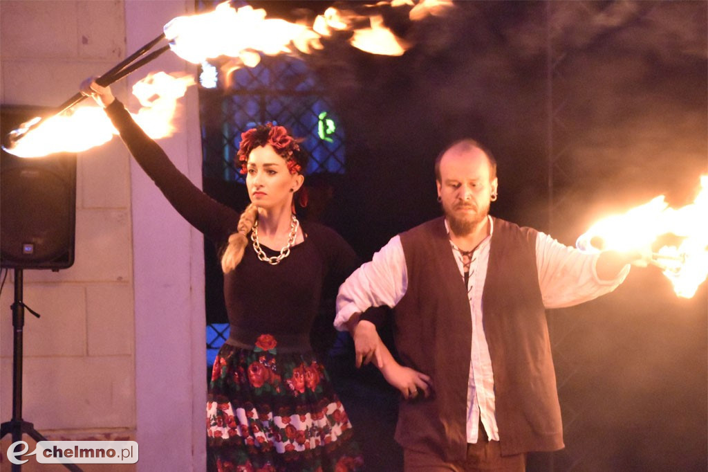Widowiskowy pokaz fireshow przed Bramą Grudziądzką