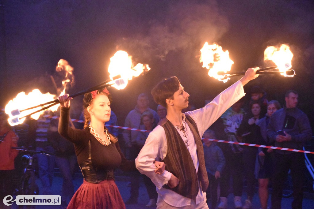 Widowiskowy pokaz fireshow przed Bramą Grudziądzką