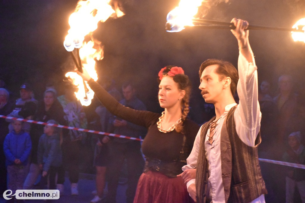 Widowiskowy pokaz fireshow przed Bramą Grudziądzką