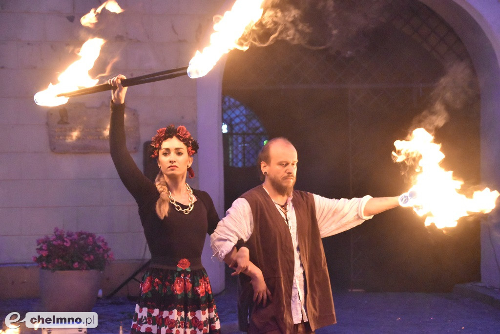 Widowiskowy pokaz fireshow przed Bramą Grudziądzką
