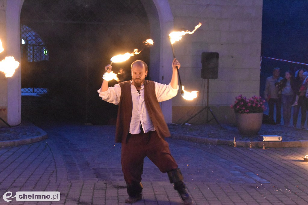 Widowiskowy pokaz fireshow przed Bramą Grudziądzką