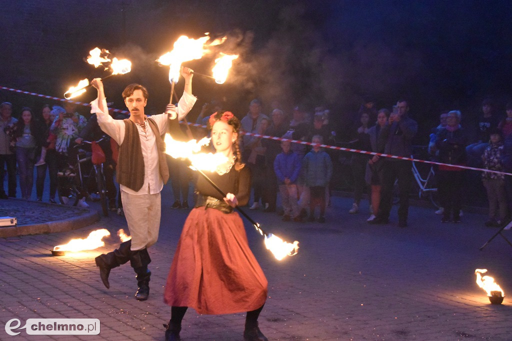 Widowiskowy pokaz fireshow przed Bramą Grudziądzką