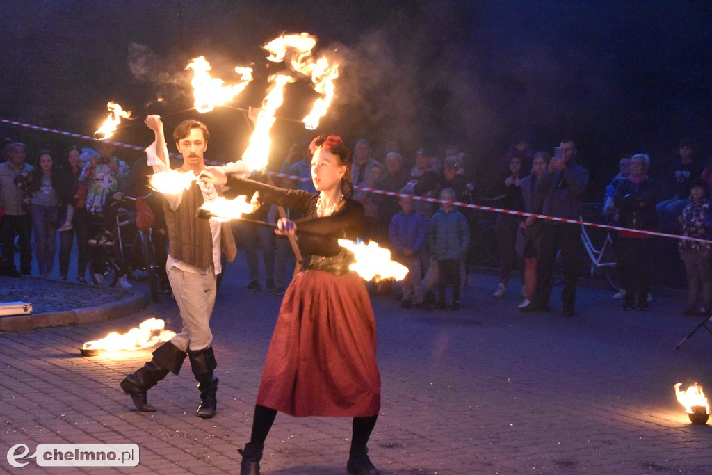 Widowiskowy pokaz fireshow przed Bramą Grudziądzką