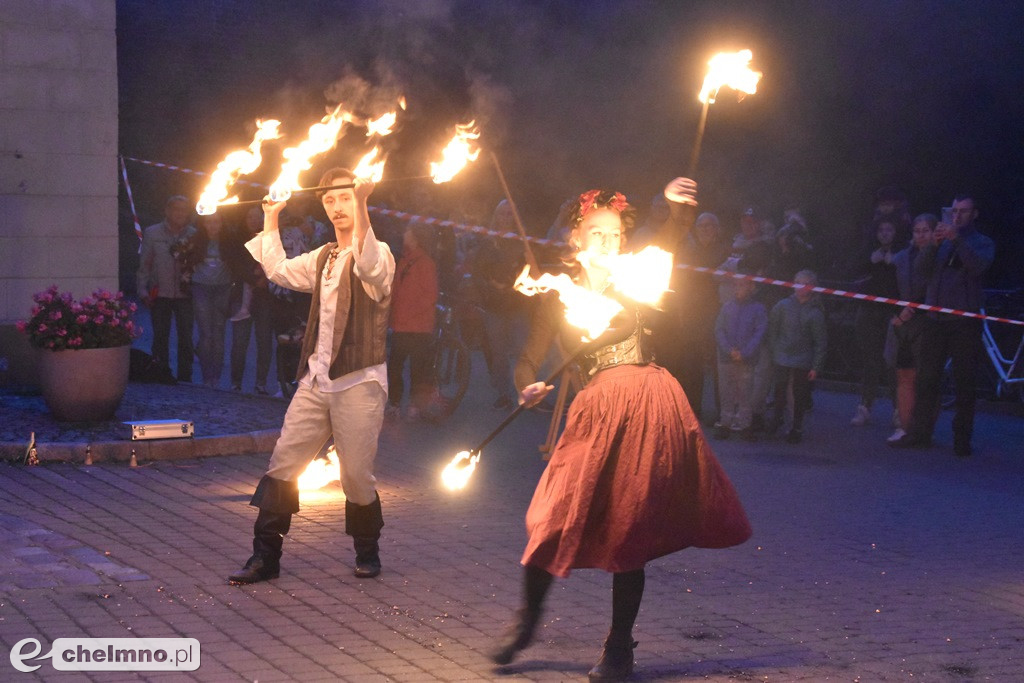 Widowiskowy pokaz fireshow przed Bramą Grudziądzką