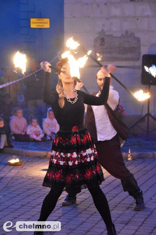 Widowiskowy pokaz fireshow przed Bramą Grudziądzką