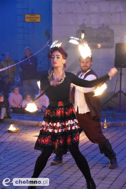 Widowiskowy pokaz fireshow przed Bramą Grudziądzką