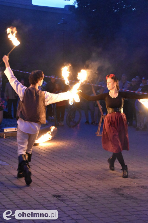 Widowiskowy pokaz fireshow przed Bramą Grudziądzką