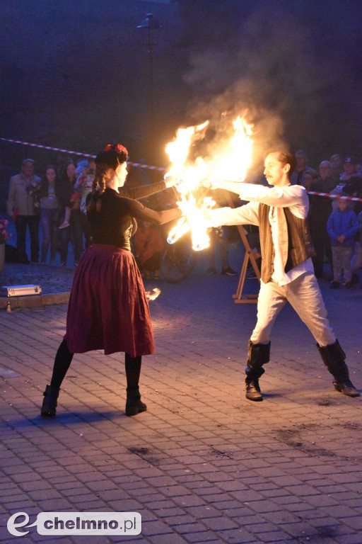 Widowiskowy pokaz fireshow przed Bramą Grudziądzką