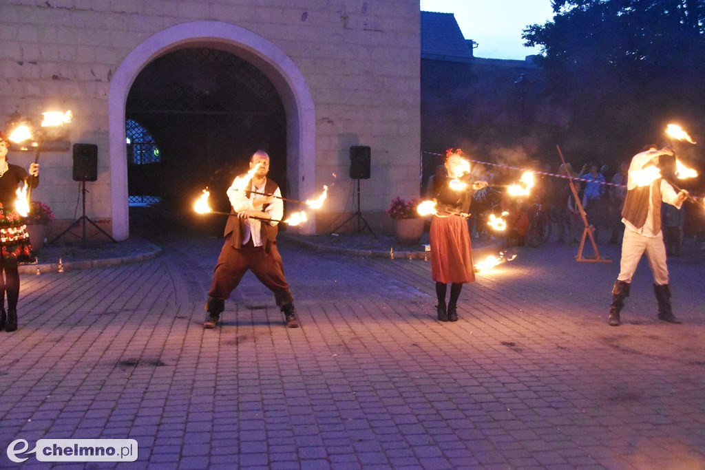 Widowiskowy pokaz fireshow przed Bramą Grudziądzką