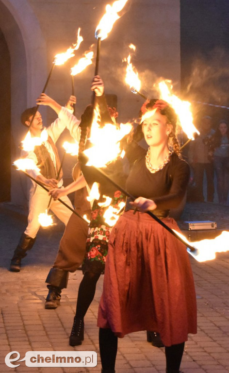 Widowiskowy pokaz fireshow przed Bramą Grudziądzką