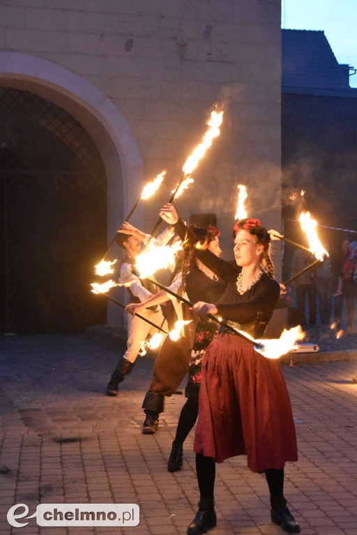 Widowiskowy pokaz fireshow przed Bramą Grudziądzką