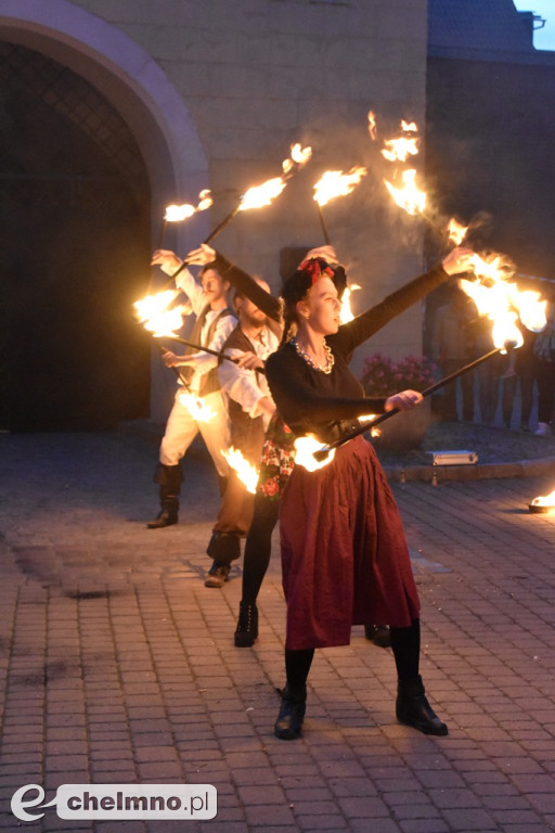 Widowiskowy pokaz fireshow przed Bramą Grudziądzką