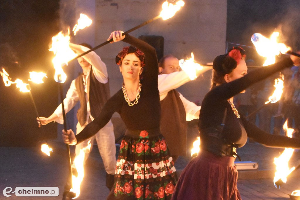 Widowiskowy pokaz fireshow przed Bramą Grudziądzką