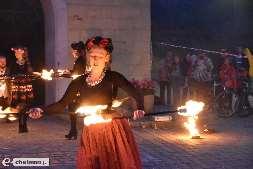 Widowiskowy pokaz fireshow przed Bramą Grudziądzką