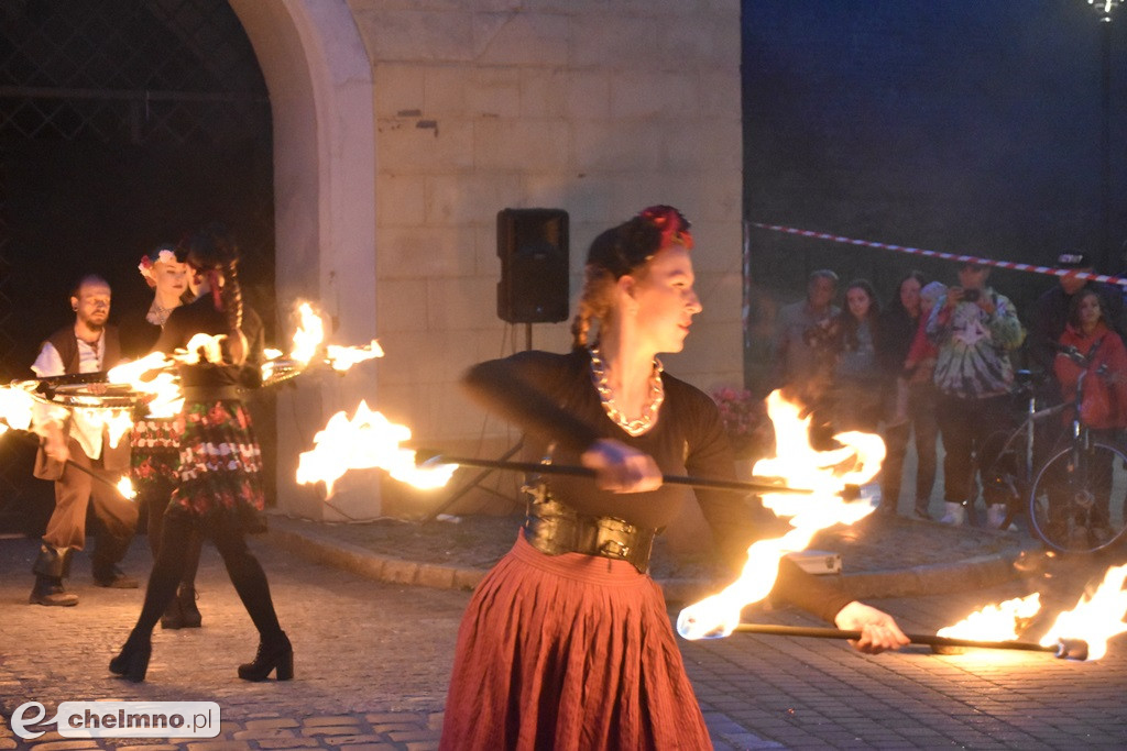 Widowiskowy pokaz fireshow przed Bramą Grudziądzką